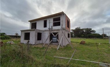 VENTA CASA DE 100 MTS A TERMINAR SOBRE LOTE DE 300 MTS EN CHAPADMALAL