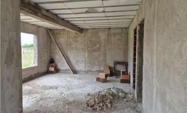 VENTA CASA DE 100 MTS A TERMINAR SOBRE LOTE DE 300 MTS EN CHAPADMALAL