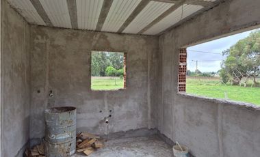 VENTA CASA DE 100 MTS A TERMINAR SOBRE LOTE DE 300 MTS EN CHAPADMALAL