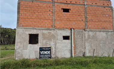 VENTA CASA DE 100 MTS A TERMINAR SOBRE LOTE DE 300 MTS EN CHAPADMALAL