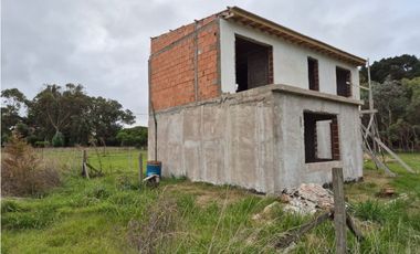 VENTA CASA DE 100 MTS A TERMINAR SOBRE LOTE DE 300 MTS EN CHAPADMALAL