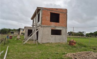 VENTA CASA DE 100 MTS A TERMINAR SOBRE LOTE DE 300 MTS EN CHAPADMALAL