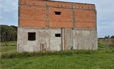 VENTA CASA DE 100 MTS A TERMINAR SOBRE LOTE DE 300 MTS EN CHAPADMALAL