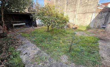 VENTA. Lote de 8,66 x 43mts. Casa a reciclar. Corrales al 6800. VILLA LUGANO.
