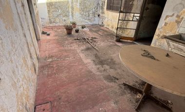VENTA. Lote de 8,66 x 43mts. Casa a reciclar. Corrales al 6800. VILLA LUGANO.