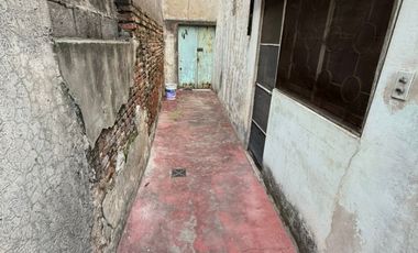 VENTA. Lote de 8,66 x 43mts. Casa a reciclar. Corrales al 6800. VILLA LUGANO.