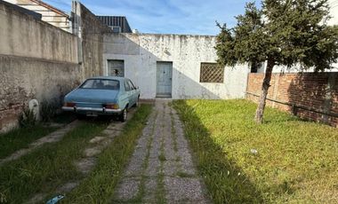 VENTA. Lote de 8,66 x 43mts. Casa a reciclar. Corrales al 6800. VILLA LUGANO.
