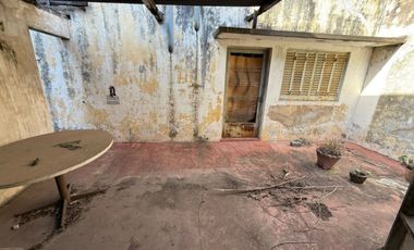 VENTA. Lote de 8,66 x 43mts. Casa a reciclar. Corrales al 6800. VILLA LUGANO.