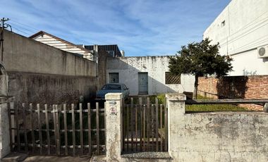 VENTA. Lote de 8,66 x 43mts. Casa a reciclar. Corrales al 6800. VILLA LUGANO.