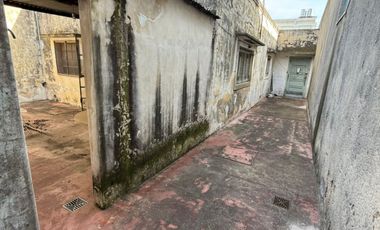 VENTA. Lote de 8,66 x 43mts. Casa a reciclar. Corrales al 6800. VILLA LUGANO.