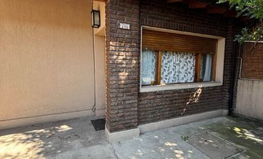 VENTA CASA 4 AMBIENTES QUILMES REFACCIONADA