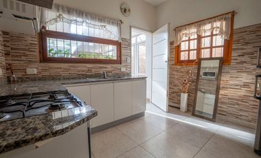 ALQUILER CASA DE 4 AMBIENTES CON JARDIN- LOMAS