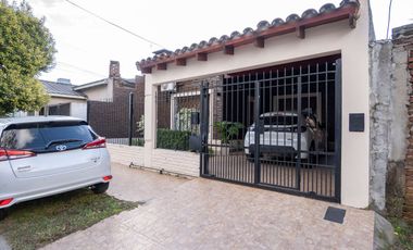 ALQUILER CASA DE 4 AMBIENTES CON JARDIN- LOMAS