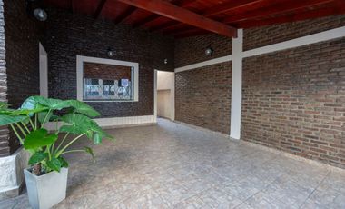 ALQUILER CASA DE 4 AMBIENTES CON JARDIN- LOMAS