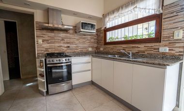 ALQUILER CASA DE 4 AMBIENTES CON JARDIN- LOMAS