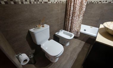 ALQUILER CASA DE 4 AMBIENTES CON JARDIN- LOMAS