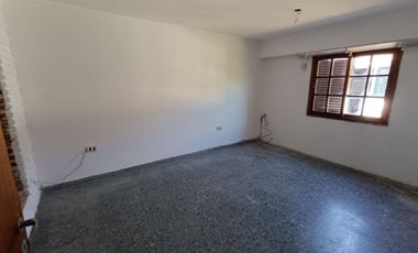 Casa de 3 dormitorios con cochera.