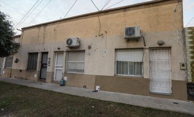 VENTA PH FRENTE PLANTA BAJA CON PATIO EN WILDE