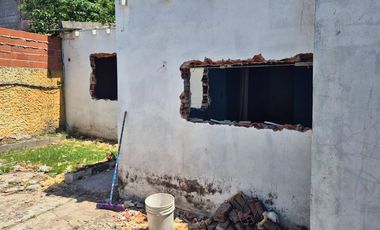 Venta casa a demoler, lote de 300 m2 Lanus  Oeste