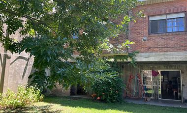 Venta Casa 5 amb coch y parque en Wilde - APTO CRE