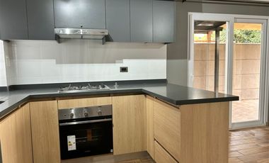 Casa en Arriendo en Avenida las rosas, cercano a avenida Miguel Ramírez