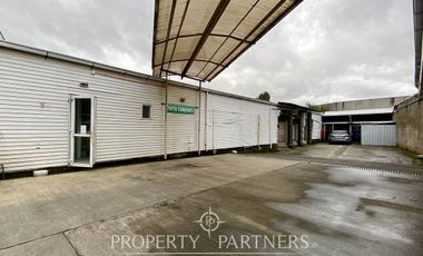 Oficinas y bodegas comerciales en importante avenida