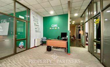 Oficinas y bodegas comerciales en importante avenida