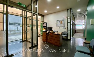 Oficinas y bodegas comerciales en importante avenida
