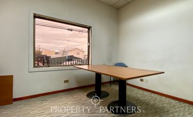 Oficinas y bodegas comerciales en importante avenida