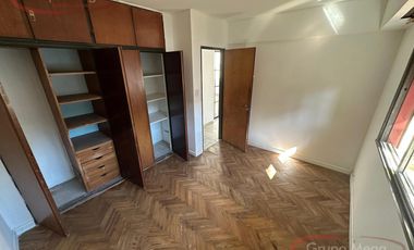 Piso unico de 3 amb con balcon, patio y tza