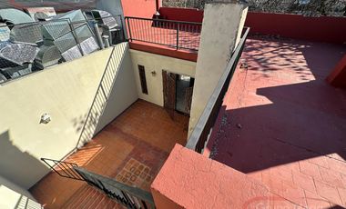 Piso unico de 3 amb con balcon, patio y tza
