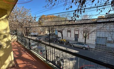 Piso unico de 3 amb con balcon, patio y tza
