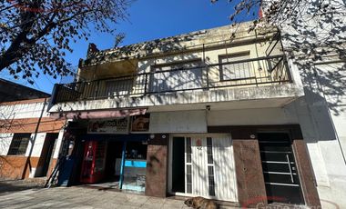 Piso unico de 3 amb con balcon, patio y tza