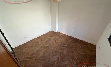 Piso unico de 3 amb con balcon, patio y tza