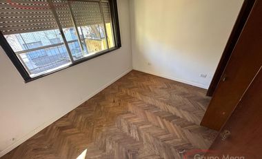 Piso unico de 3 amb con balcon, patio y tza