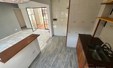 Piso unico de 3 amb con balcon, patio y tza