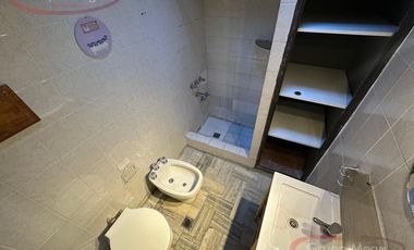 Piso unico de 3 amb con balcon, patio y tza