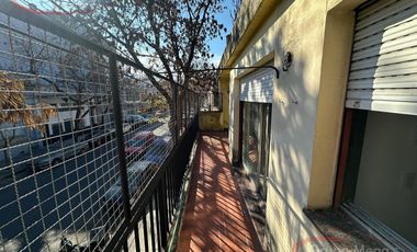Piso unico de 3 amb con balcon, patio y tza