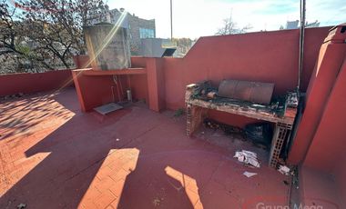 Piso unico de 3 amb con balcon, patio y tza