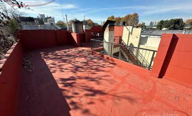 Piso unico de 3 amb con balcon, patio y tza