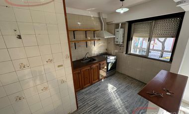 Piso unico de 3 amb con balcon, patio y tza