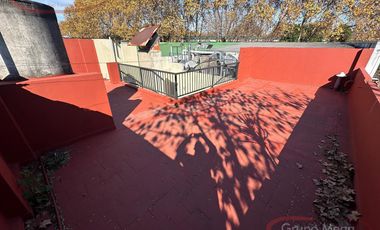 Piso unico de 3 amb con balcon, patio y tza