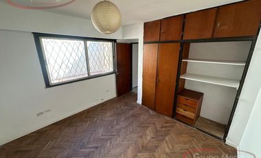 Piso unico de 3 amb con balcon, patio y tza