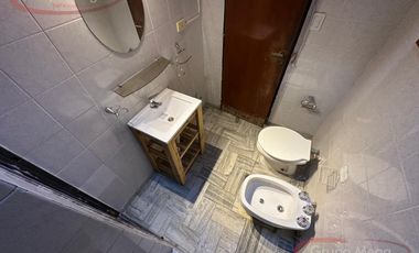 Piso unico de 3 amb con balcon, patio y tza