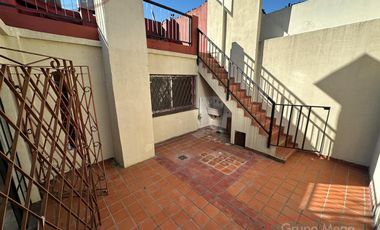 Piso unico de 3 amb con balcon, patio y tza
