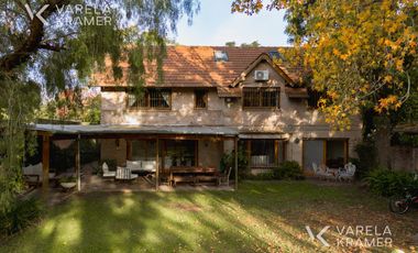 Casa en venta y alquiler en las Lomas de San Isidro con jardín y pileta