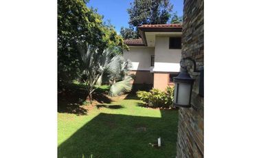 EMBASSY CLUB. GARDEN CON JARDIN . AMOBLADO