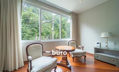 HERMOSA CASA EN ALQUILER CON JARDIN FRENTE AL PARQUE ROSEVELT EN SAN ISIDRO