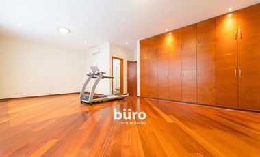 HERMOSA CASA EN ALQUILER CON JARDIN FRENTE AL PARQUE ROSEVELT EN SAN ISIDRO