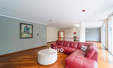 HERMOSA CASA EN ALQUILER CON JARDIN FRENTE AL PARQUE ROSEVELT EN SAN ISIDRO